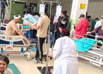 प्रधानमन्त्री कार्की घाइतेहरूलाई भेट्न अस्पताल जाँदै