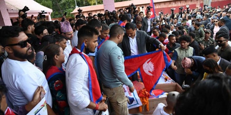 जेन–जी सहिदहरूलाई मन्त्रीले ओढाए राष्ट्रिय झन्डा