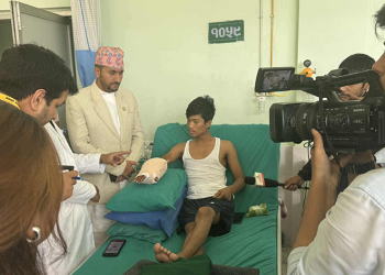 घाइतेहरुलाई भेट्न मन्त्री खरेल हस्पिटलमा
