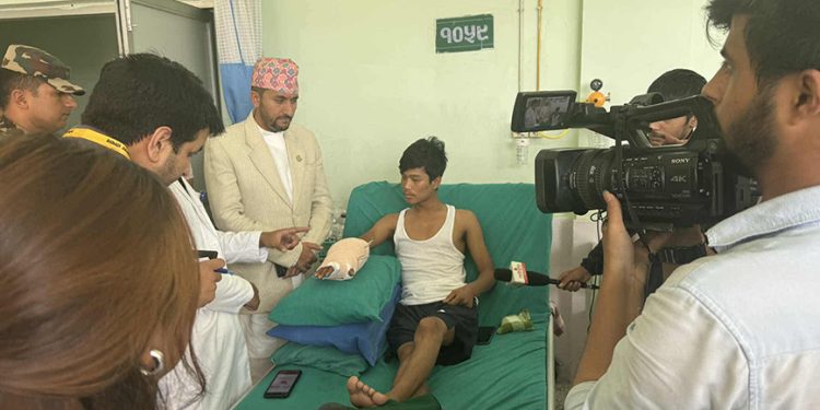घाइतेहरुलाई भेट्न मन्त्री खरेल हस्पिटलमा