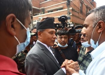 मन्त्री कुलमान पुगे मृतकका आफन्त भेट्न अस्पताल