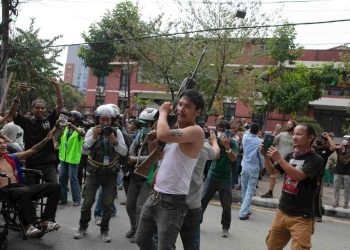 नेपाल प्रहरीबाट १,१०० भन्दा बढी हतियार लुटपाट
