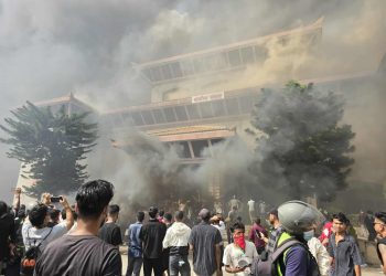 संसद् भवनमा प्रदर्शनकारीले लगाए आगो