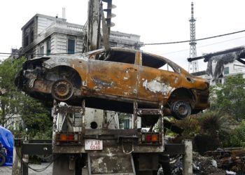 क्रेन लगाएर सिंहदरबारबाट सवारी साधन धमाधम हटाइँदै
