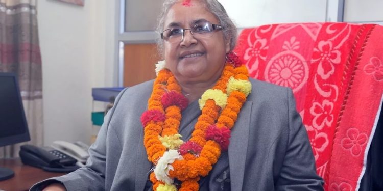 सुशीला कार्कीलाई अन्तरिम सरकारको नेतृत्व हस्तान्तरण गर्दै