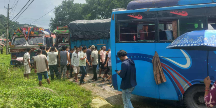 ट्रक, बस र ट्यांकर, ठोकिँदा ३१ जना घाइते