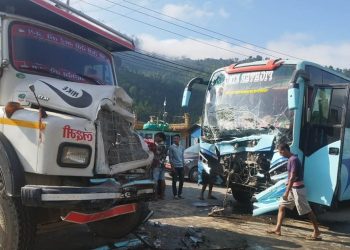 धादिङ : टिपर र बस ठोक्किदा ११ जना घाइते