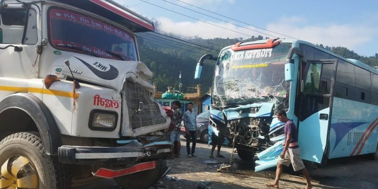 धादिङ : टिपर र बस ठोक्किदा ११ जना घाइते