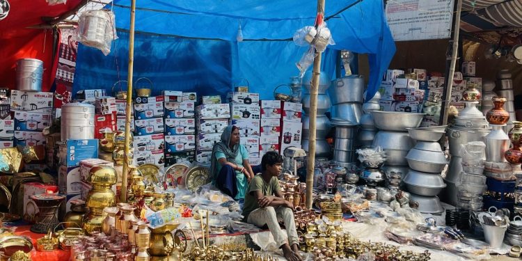 धनतेरसको अवसरमा मिथिलामा धातु सामग्री किनमेलमा चहलपहल