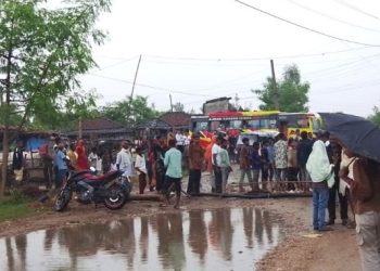 महोत्तरी : ठक्करपछि बालिकाको निधन, स्थानीयद्वारा राजमार्ग अवरुद्ध