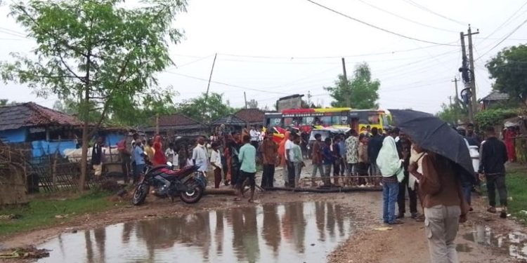 महोत्तरी : ठक्करपछि बालिकाको निधन, स्थानीयद्वारा राजमार्ग अवरुद्ध