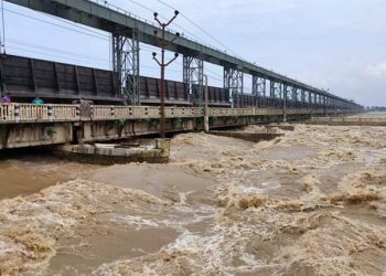 कोशी ब्यारेजमा बढ्दो पानीको बहाव