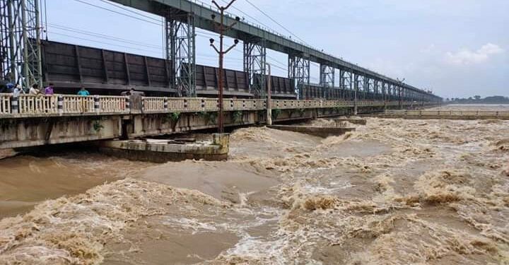 कोशी ब्यारेजमा बढ्दो पानीको बहाव