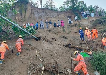 भीषण भूस्खलन बसमा ठोक्किँदा १५ जनाको मृत्यु