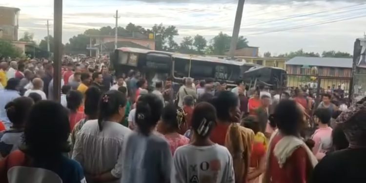 महोत्तरी : बस दुर्घटना हुँदा एक जनाको मृत्यु, २६ जना घाइते