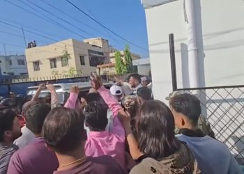 जनस्वपामा सनाखत गर्न गएका सिंह र साहमाथि अवरोध