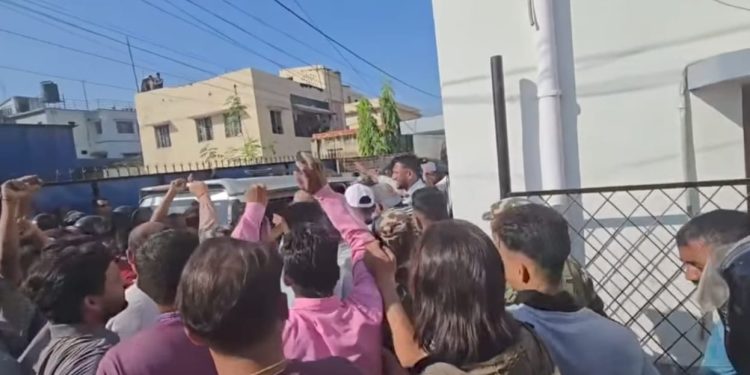 जनस्वपामा सनाखत गर्न गएका सिंह र साहमाथि अवरोध