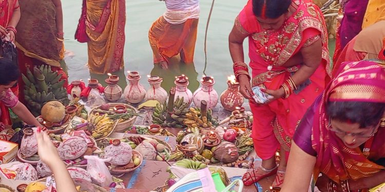 आज छठ पर्वको मुख्य दिन : अस्ताउँदो सूर्यलाई अघ्र्य दिने तयारी