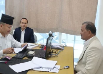 विप्लव निर्वाचन आयोगमा दल दर्ता गर्दै