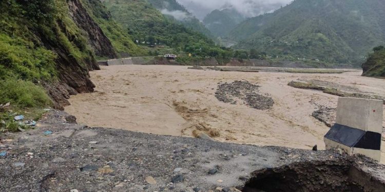 सिन्धुलीका विभिन्न स्थानमा सडक अवरुद्ध