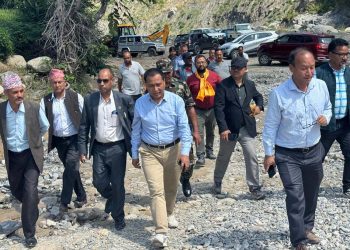 क्षतिग्रस्त बीपी राजमार्गको मन्त्री घिसिङले गरे अनुगमन