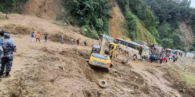 देशभरमा लगभग १९ ठाउँमा सडक अवरुद्ध