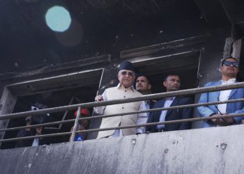 बालकोटस्थित आगजनी भएको घरको ओलीले गरे अवलोकन