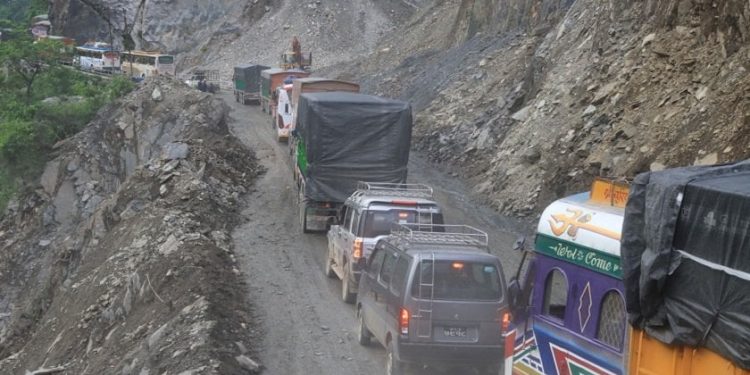 वर्षा र बाढीपहिरोको कारण १८ राजमार्ग आज पूर्णरूपमा अवरुद्ध