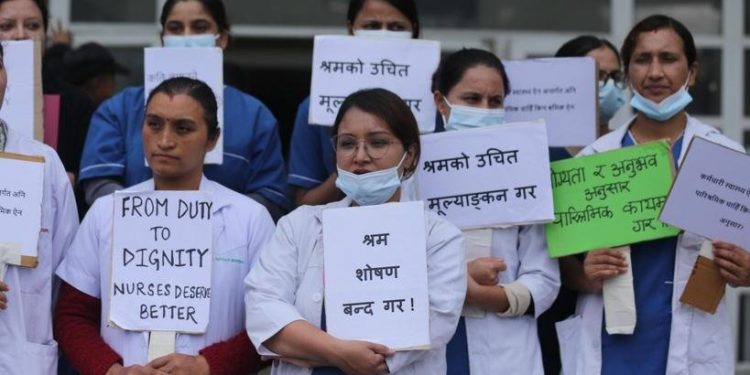 सेवा सुविधाको माग गर्दै नर्सहरूले गरे प्रदर्शन 