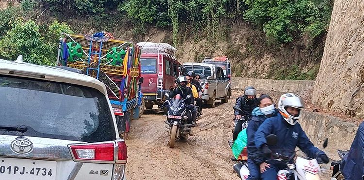 मौसमको जोखिमका कारण हेटौँडा–काठमाडौं सडक बन्द