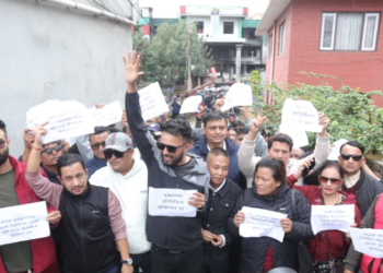महाधिवेशनको माग गर्दै कांग्रेस पार्टी कार्यालयमा प्रदर्शन