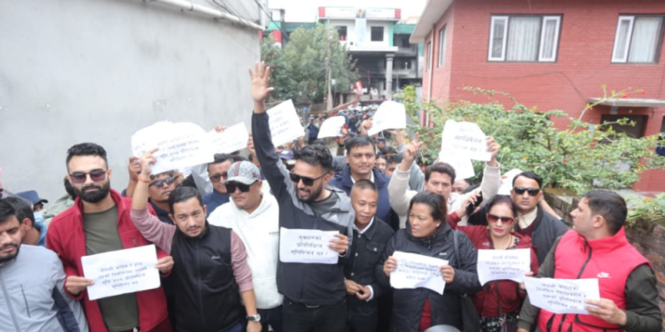 महाधिवेशनको माग गर्दै कांग्रेस पार्टी कार्यालयमा प्रदर्शन