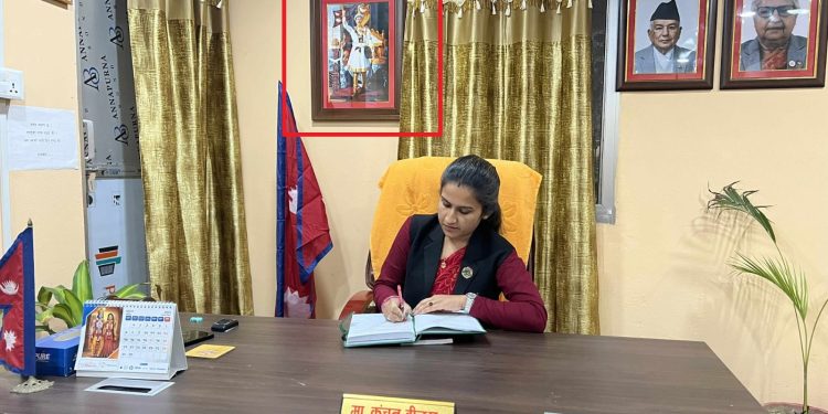 मन्त्री बिच्छाद्वारा कार्यकक्षमा राजाको तस्वीर-राप्रपाको वैचारिक पहिचानको संकेत?