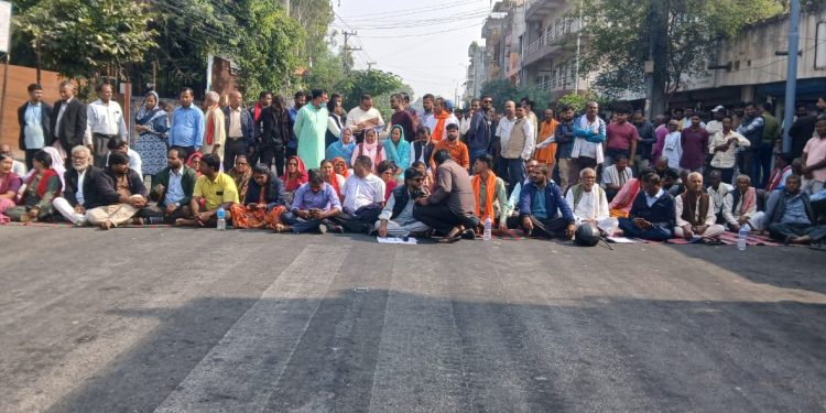 मधेश भवन अगाडि सात दल धर्नामा
