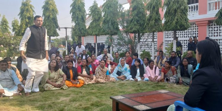 कर्मचारी नआएपछि उपसभामुखले प्रांगणमै चलाइन् प्रदेशसभा बैठक