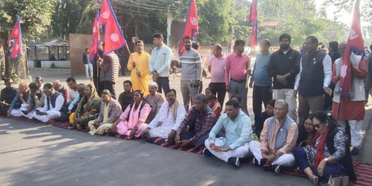 सात दलका सांसदहरु आज पनि सडकमा