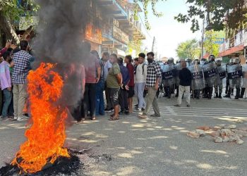 सिमरामा कर्फ्यू लागू, तर युवाहरू सडकमै—प्रहरीसँग झडप
