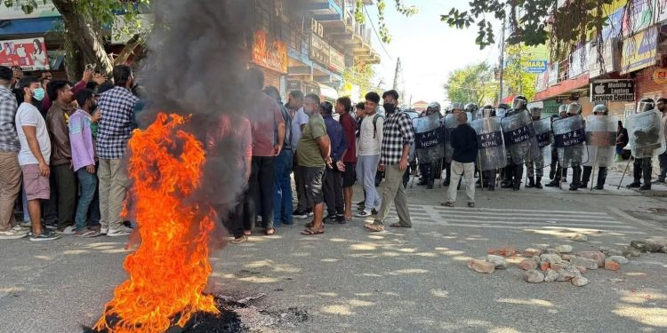 सिमरामा कर्फ्यू लागू, तर युवाहरू सडकमै—प्रहरीसँग झडप