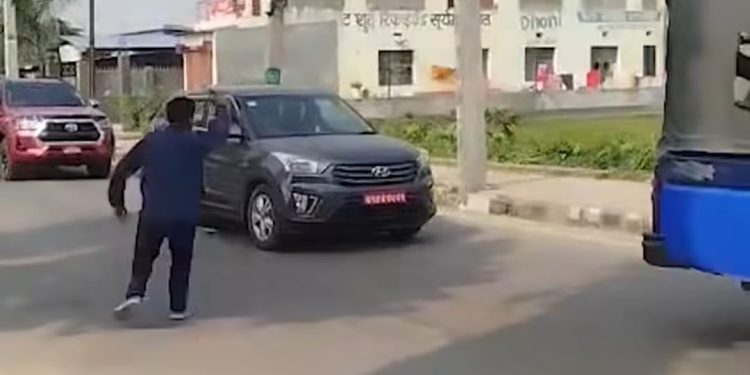 विराटनगरमा बस्नेतविरुद्ध नाराबाजी, रङ मिसिएको बेलुनले प्रहार