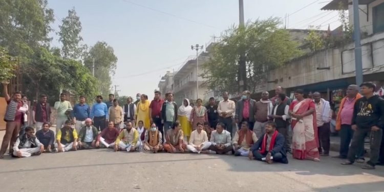 मधेश : सरकार गठनविरुद्ध सात दलका सांसदहरू धर्नामा