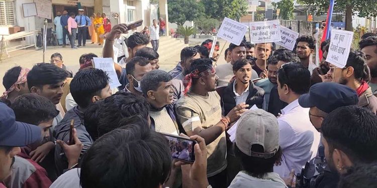 जेनजी युवाले बुझाए सिडिओ र अस्पताल प्रमुखलाई ज्ञापनपत्र