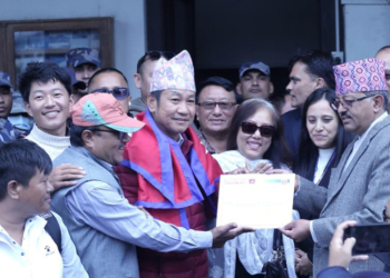 धरानका मेयर हर्क साम्पाङले पाए दल दर्ताको प्रमाणपत्र