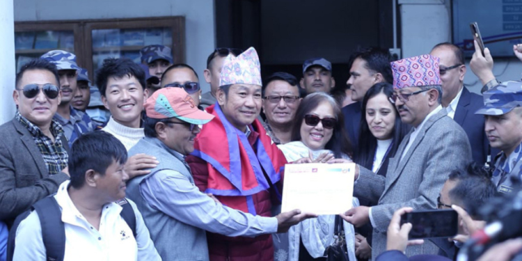 धरानका मेयर हर्क साम्पाङले पाए दल दर्ताको प्रमाणपत्र