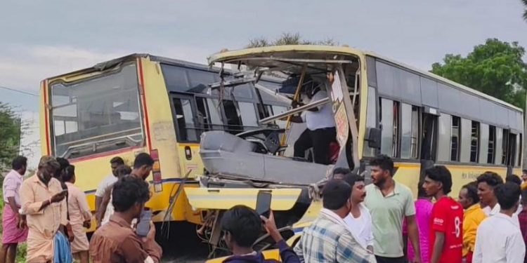 तमिलनाडुको शिवगंगामा दुई बस ठोक्किँदा ११ जनाको मृत्यु