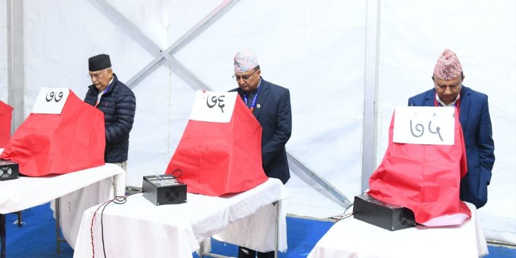 एमालेको नेतृत्व चयनका लागि मतदान शुरू
