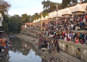 पिताको अन्तिम संस्कारमा भावुक बने मेयर बालेन