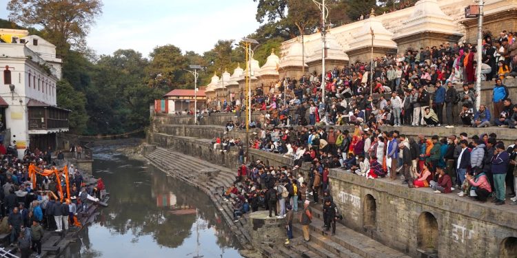 पिताको अन्तिम संस्कारमा भावुक बने मेयर बालेन