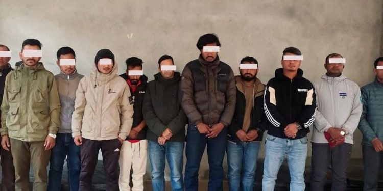 सेवाग्राहीलाई हैरानी दिने १३ बिचौलिया समातिए