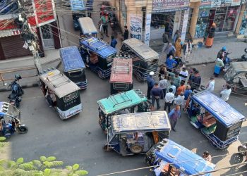 उपमहानगरको निर्णयविरुद्ध ई–रिक्सा चालकद्वारा मुख्यद्वार घेराउ