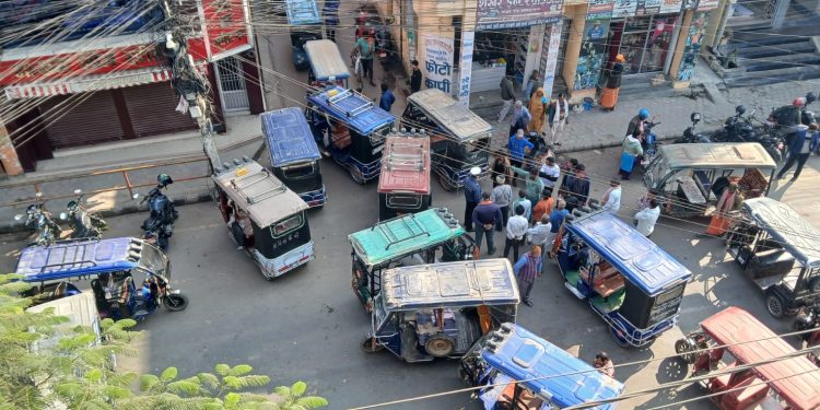उपमहानगरको निर्णयविरुद्ध ई–रिक्सा चालकद्वारा मुख्यद्वार घेराउ